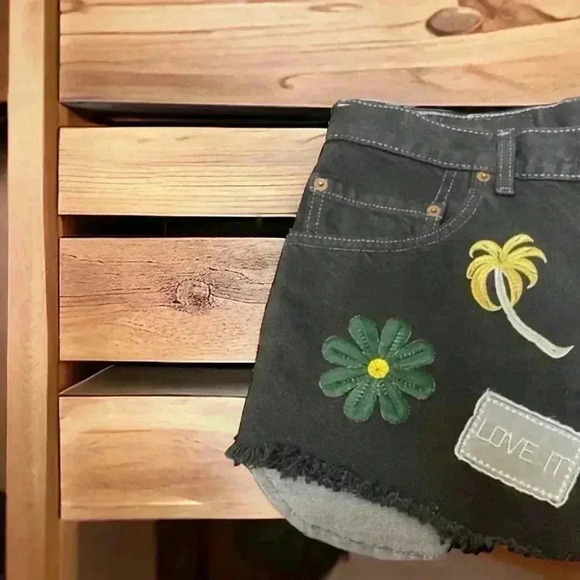 Levi's Women's Black Denim Shorts With Embellishments. 32" waist, 2.5" Iengrh - Picture 4 of 5